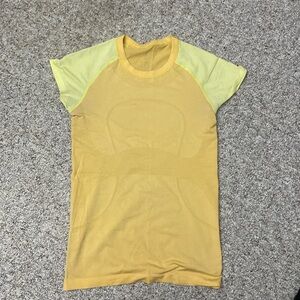 Lululemon Swiftly Tech Tee T Shirt Size 8- cool colorway!